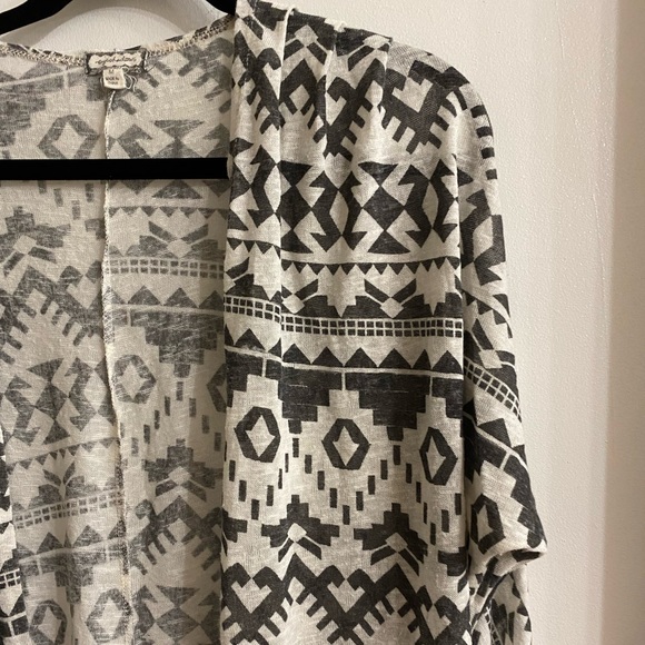 Eyeshadow Sweaters - Aztec print kimono size medium